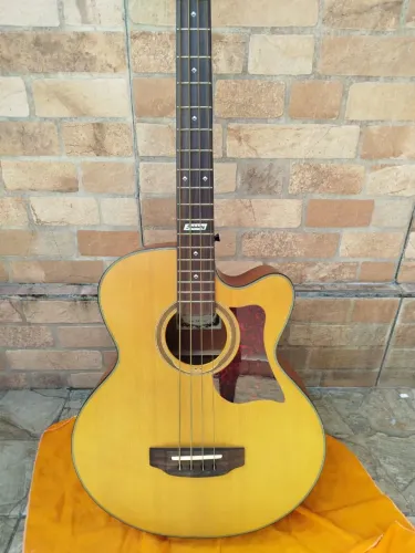 Contrabaixo acústico 