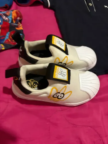 Lote de roupa e sapato de marca infantil