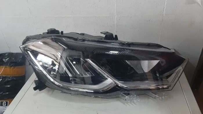Farol Polo led direito
