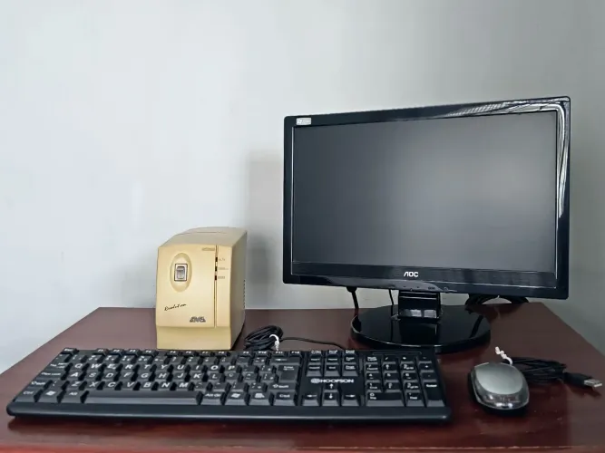 Kit PC Monitor AOC + Estabilizador + Teclado + Mouse