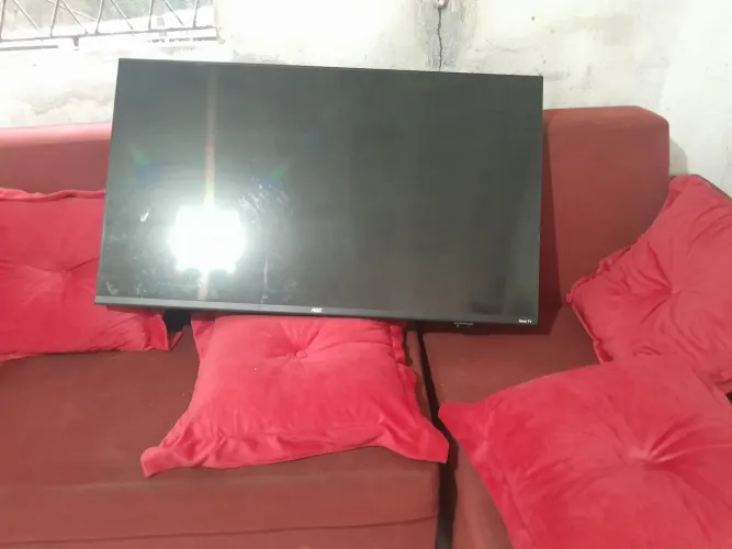 Vende-se uma TV AOC de 43 polegadas, para retirar peças, a mesma se encontra com tela pret
