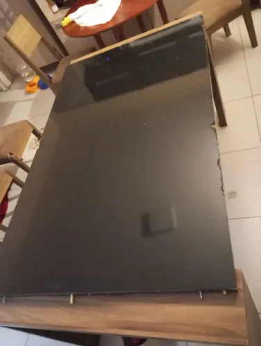 Mesa em MDF 100% ,preta brilhante. Ler com atenção o anúncio,por gentileza ?