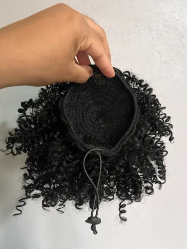 Afro puff cacheado curto