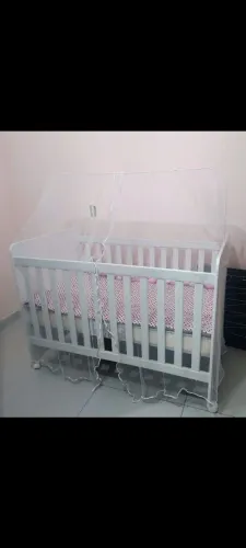 Berço branco acompanha colchão 