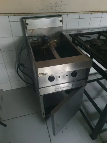Fritadeira pedestal, MultiFritas, 20L muito boa, manutenção em dia, excelente estado, tem4