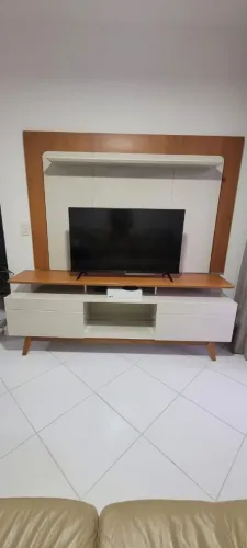 Painel com LED e Rack / Estante Completa para TV em Excelente Estado
