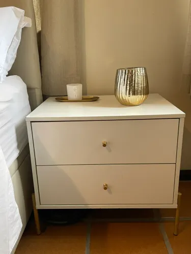 Mesa de cabeceira branca elegante MDF