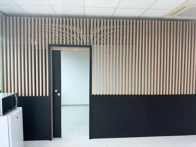 DIVISÓRIA MDF SOB MEDIDA COM PAINEL DE TELEVISÃO E GAVETAS