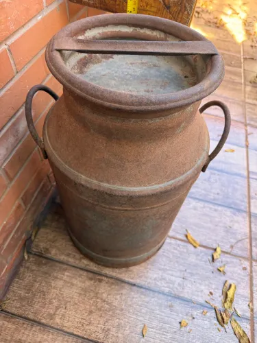 Lata de leite antiga ( so decoracao tem ferrugem e furo)