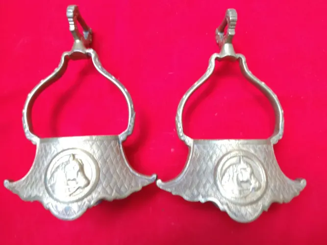 Antigo par de estribo em metal amarelo.