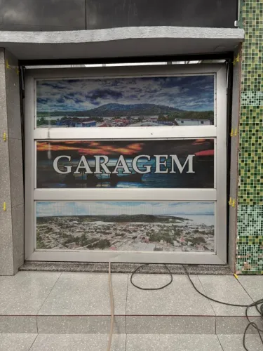 Portão blindex de garagem motorizada.