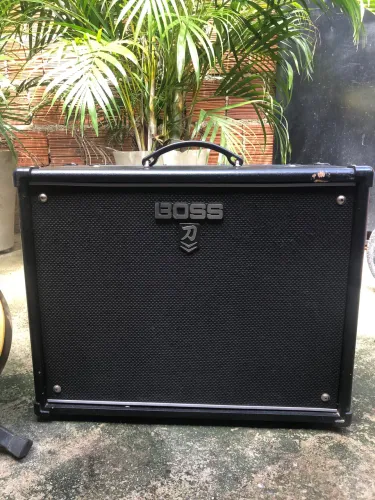 Vendo amplificador Boss com efeitos