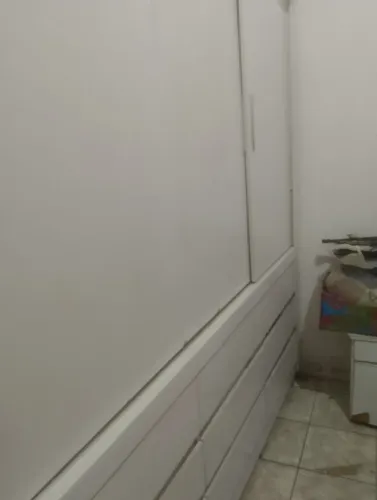 Guarda-roupa com 3 portas e 9 gavetas
