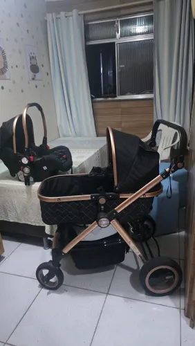 Carrinho de bebê e bebê conforto