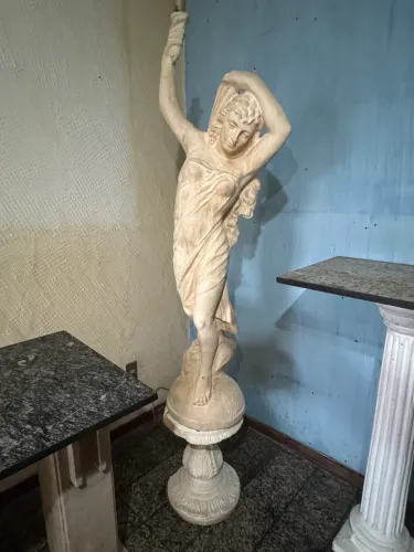 Esculturas com pedestal de 1,70metros