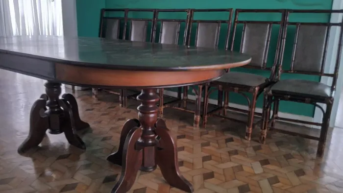 Mesa de jantar e oito cadeiras