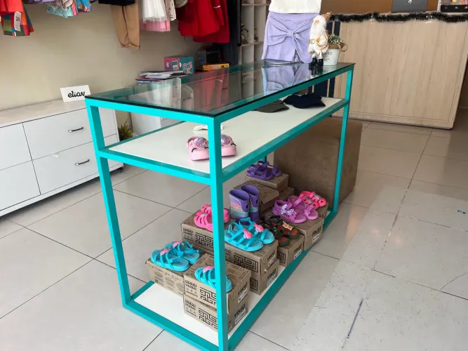 Mesa expositora para loja de roupas