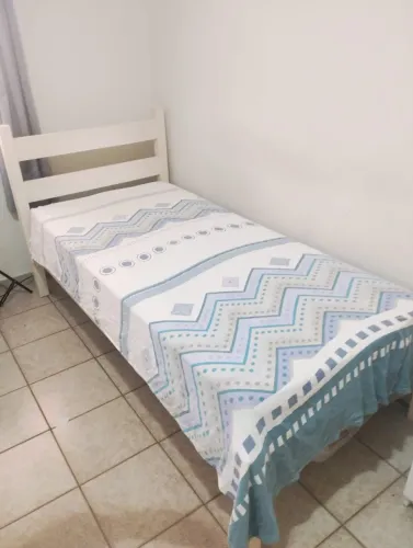 Cama de solteiro madeira maciça laqueada