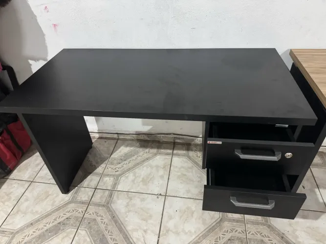 Escrivaninha com gaveta