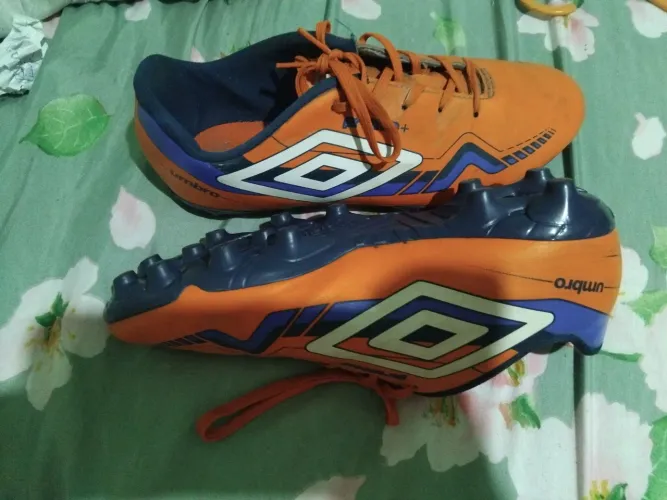 Chuteira de campo umbro