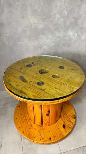 Carretel de madeira envernizado