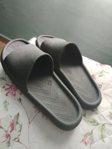 chinelo nuvem preto