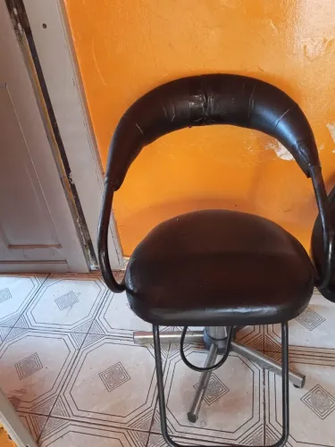 Vende-se uma cadeira giratória de salão