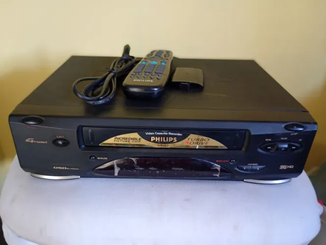 Vídeo cassete Philips VR457