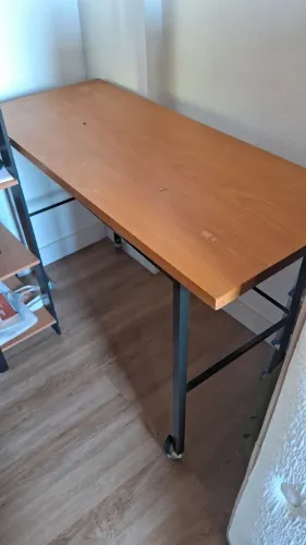 Mesa de metal com tampo de madeira.