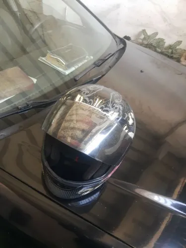 Capacete e calça de trilhas
