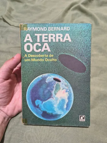 Livro A Terra Oca