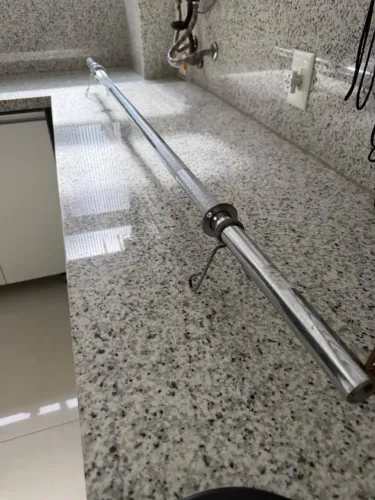 Barra Maciça Cromada Para Musculação Com Presilhas
