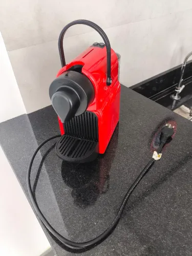 Vendo máquina de café Nespresso Inissia Vermelha 110v - Perfeito Estado.<br>