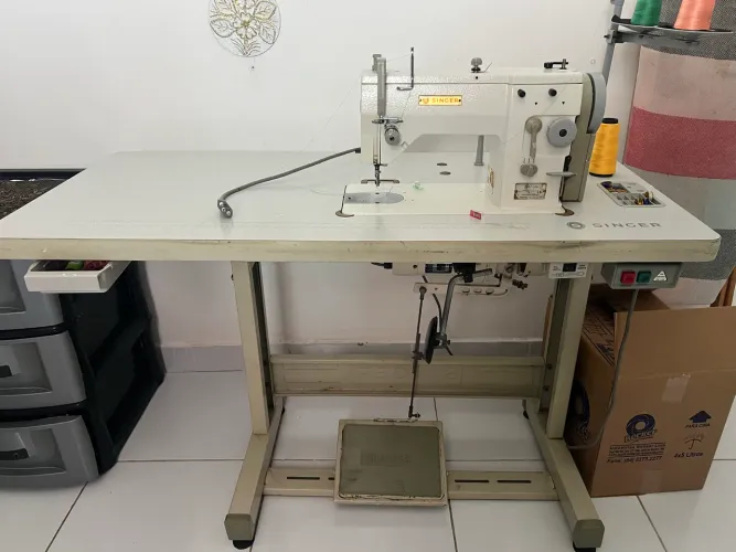 Máquina de costura semi industrial marca singer