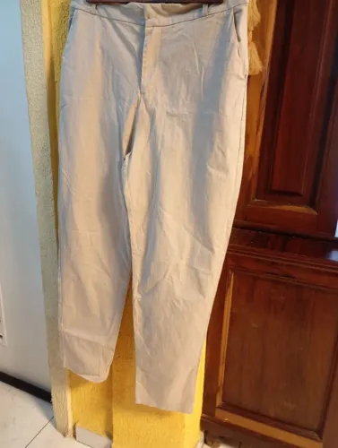 Calça bege com elastano e cós alto feminina 46