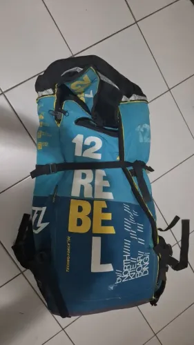 1 kitesurf 9m + barra e outro 11m + barra + prancha wave 