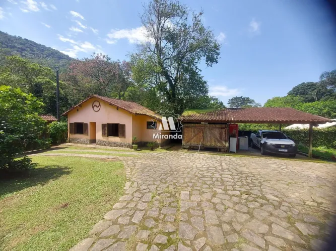 Chácara de 2.100m² com Casa Sede, de Hóspedes e de Caseiro, Piscinão