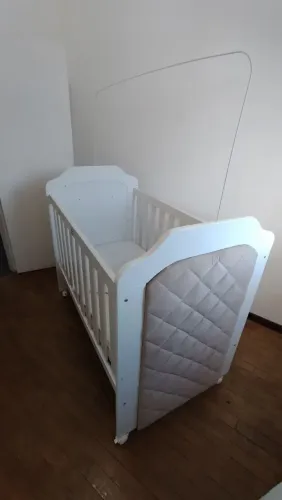 BERÇO INFANTIL BRANCO COM SUEDE E COM COLCHÃO - ÓTIMO ESTADO