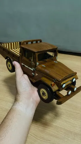 Brinquedo colecionável Pick-up bandeirante de madeira