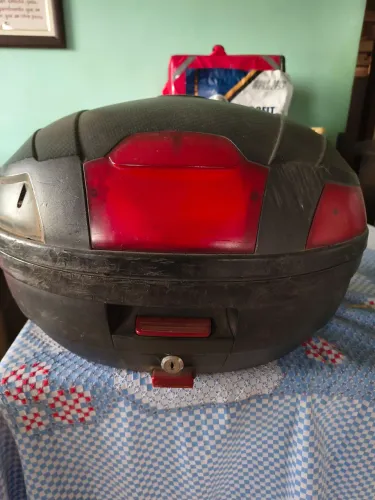 Baú / Bauleto para Moto 45L (Sem Base / Detalhe na Lente) - Desapego Barato