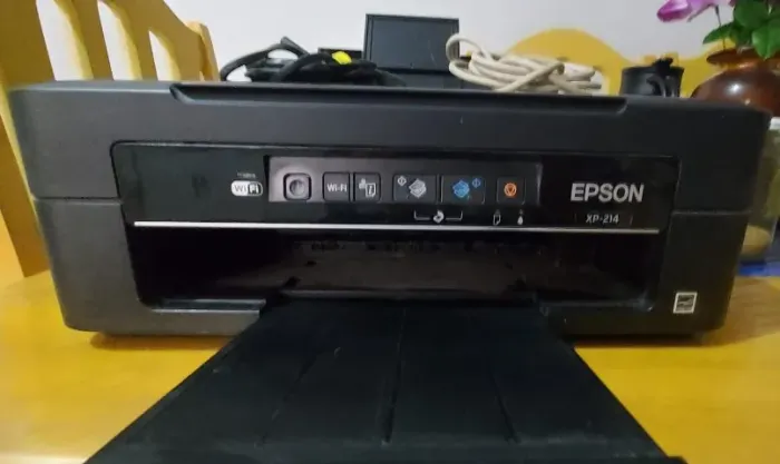 Impressora Epson XP-214. Precisa de manutenção.