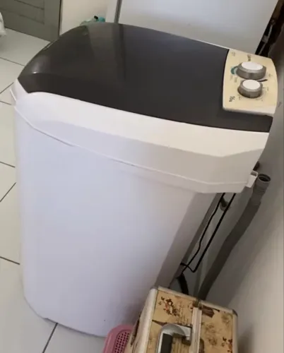 tanquinho Colormaq tem capacidade para 16kg e possui uma tampa escura.