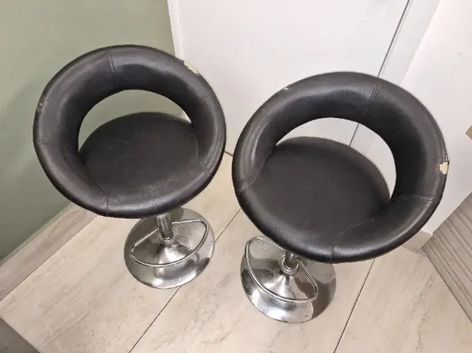 Duas banquetas estofadas altas para bar