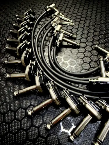 Patch Cables P10 Mono para pedais Cabo Mono P10 90° Low Profile Mogami Rean Neutrik