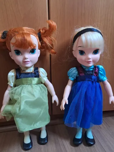 Bonecas colecionáveis Ana e Elsa