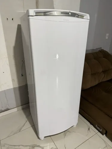 Vendo geladeira semi nova frosfree 310 litros gelando perfeita entrego com garantia 