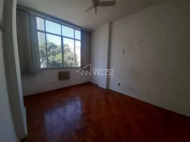 Apartamento - / Residencial / Glória