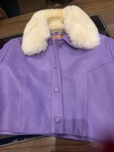 Jaqueta de couro lilás com gola de pelinho lindíssima