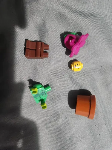 minifigure lego garota flor