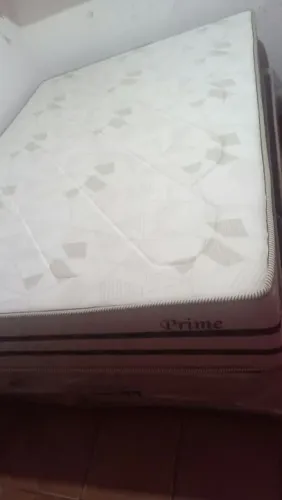 Cama nova no plástico sem marcas de uso